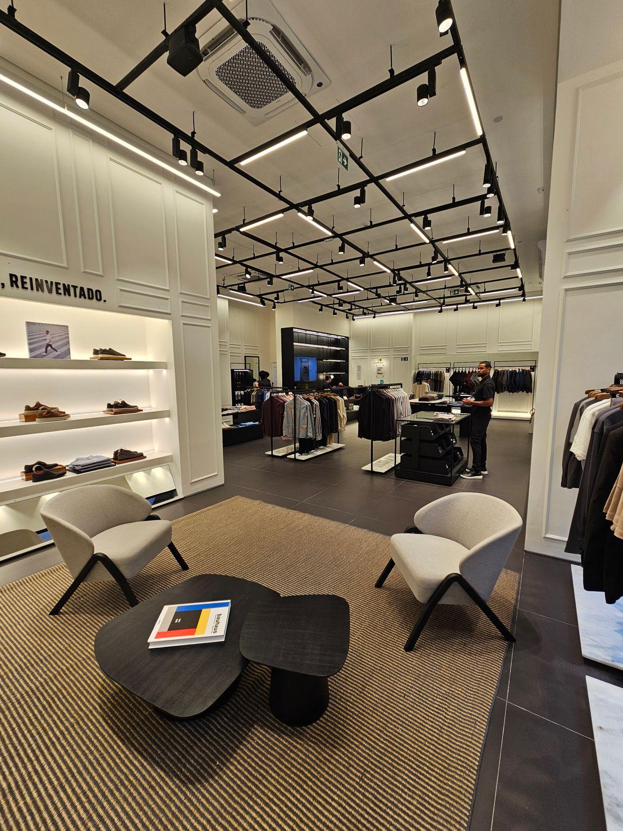 Corporate Headquarters — 120 Workstations